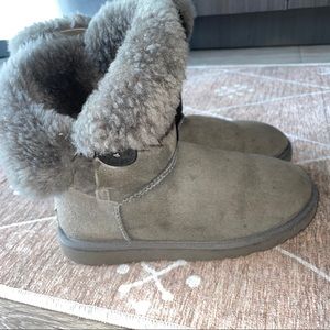 Grey UGGS with buttons (Size 8)